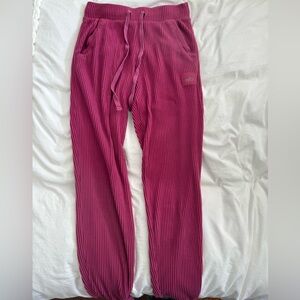 Alo Yoga Muse Sweatpants in Pink!